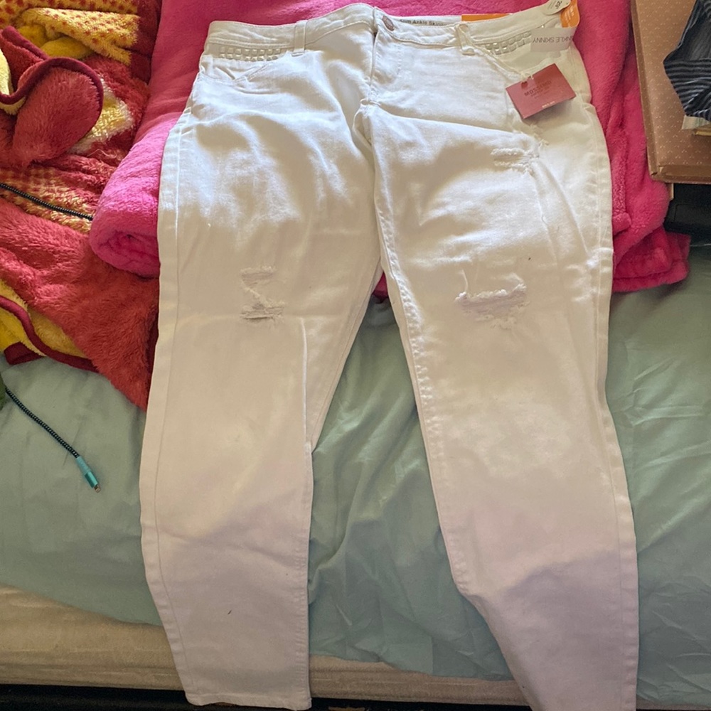 Missimo new with tags. white slim waist skinny ankle distressed jeans.  Size 15